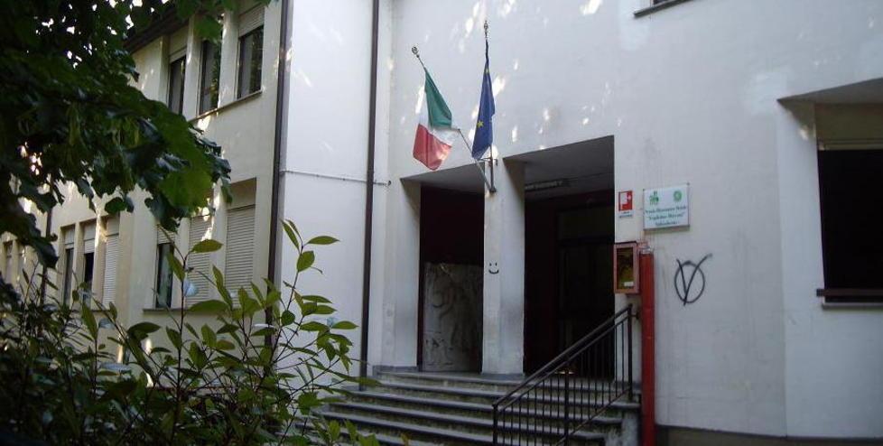 Il sindaco nella fiaba dei bimbi L’opposizione: «Strumentale» 
