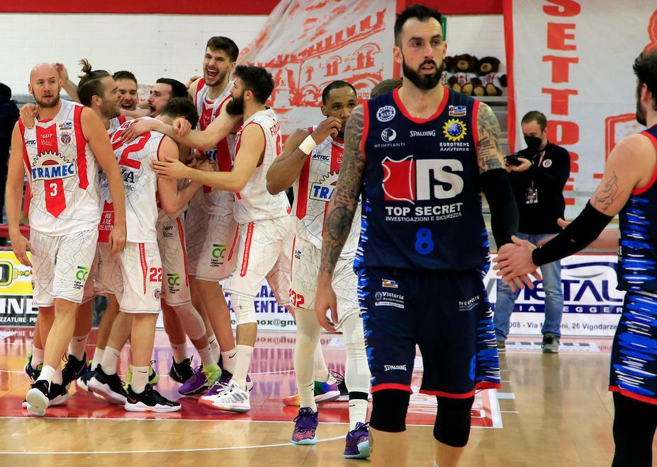 Il Kleb parte forte, poi capolavoro Cento: la Tramec esulta nel derby