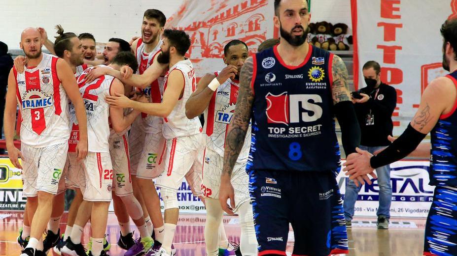 Il Kleb parte forte, poi capolavoro Cento: la Tramec esulta nel derby