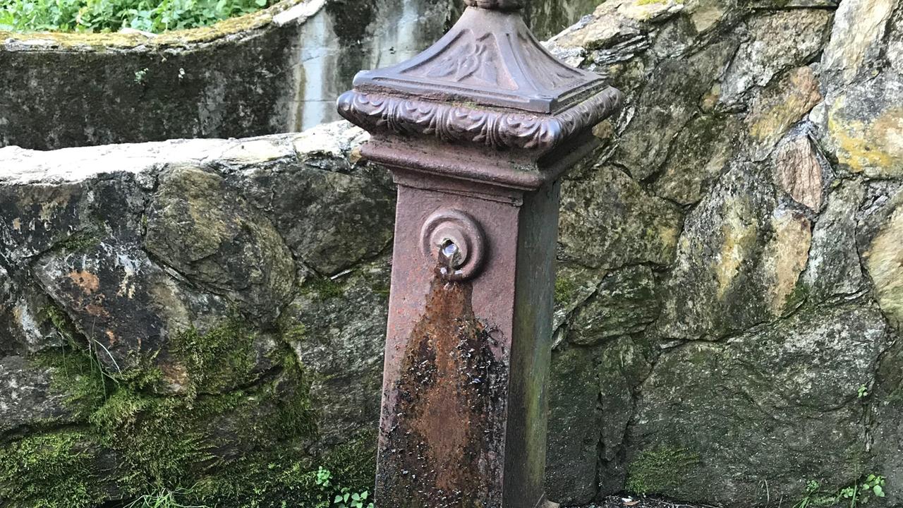 Danneggiata la fontana Cristallo: "Intervenga subito il Comune"