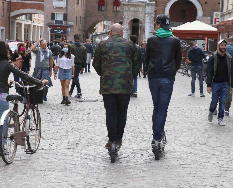 A Ferrara monopattini e bici elettrici, in aprile scatta il servizio noleggio 