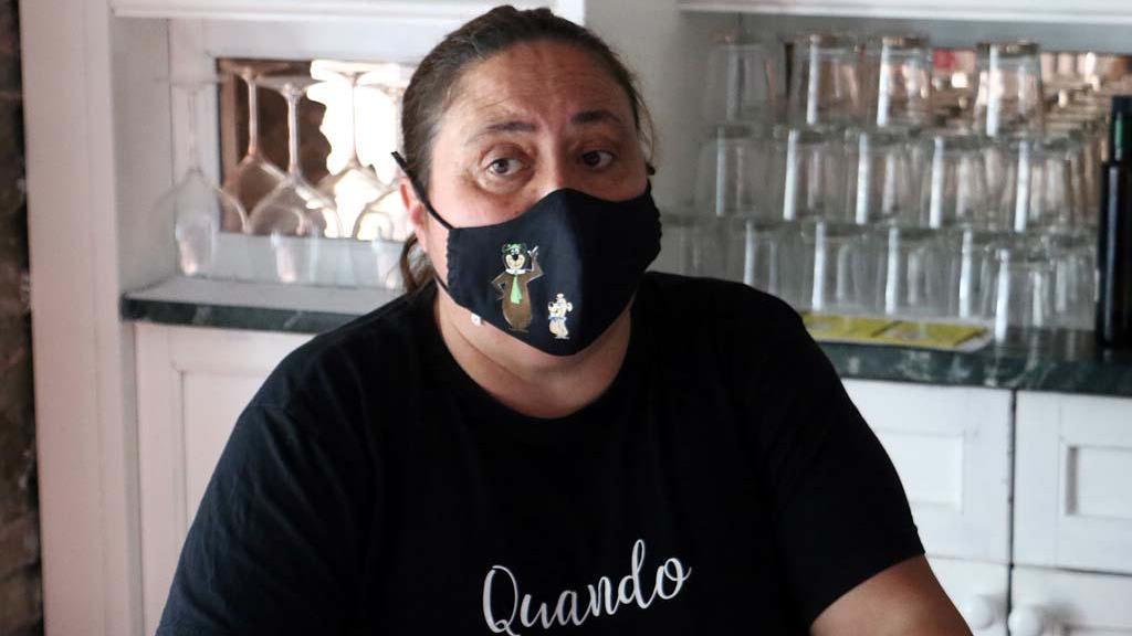 Francesca Del Frate ritratta dentro al suo locale di piazza San Francesco a Carrara