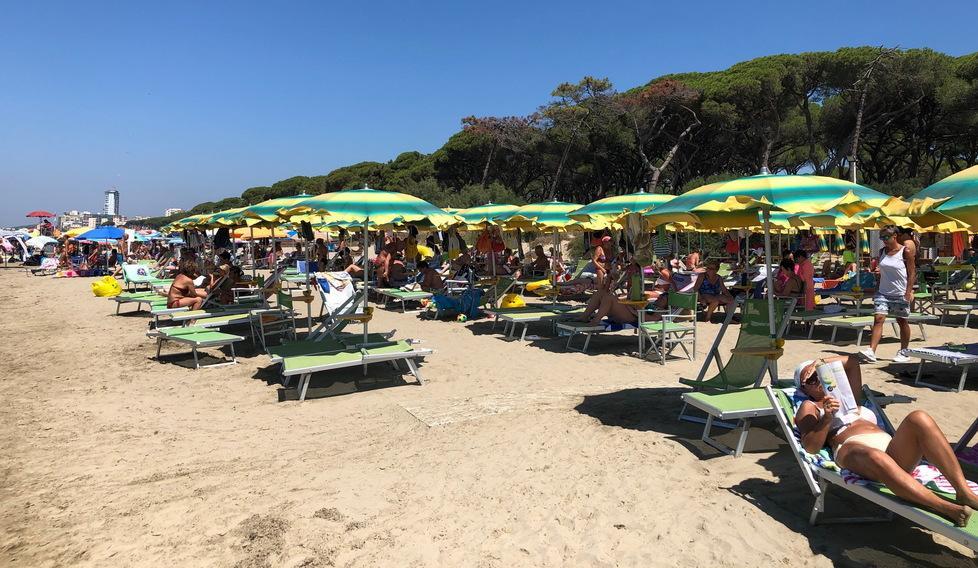 I vacanzieri già sognano il mare del Golfo, l’incertezza non frena le prenotazioni 