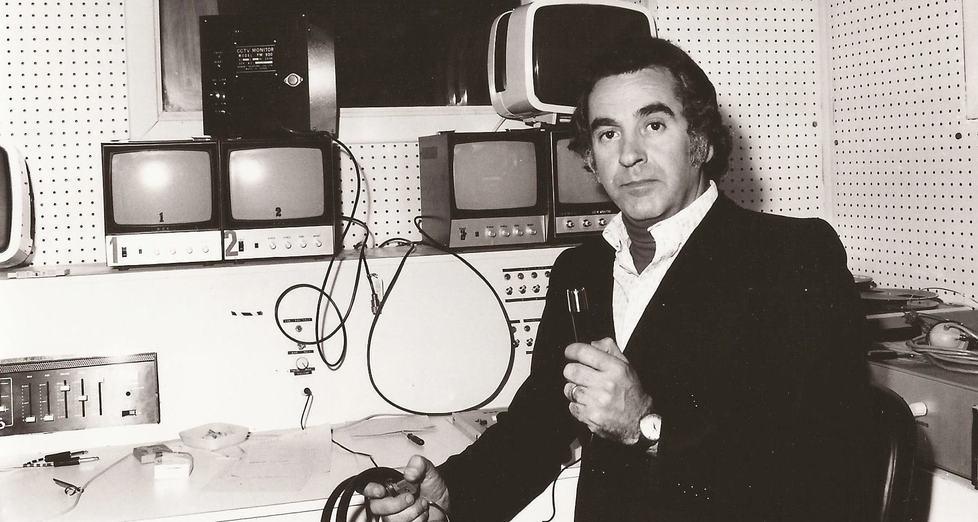 Ivio Barlettani, inventore e direttore dell’emittente, in sala di registrazione durante un programma televisivo (le foto sono di Domenico Finno, dei Tre Delfini e alcune sono tratte da Facebook)