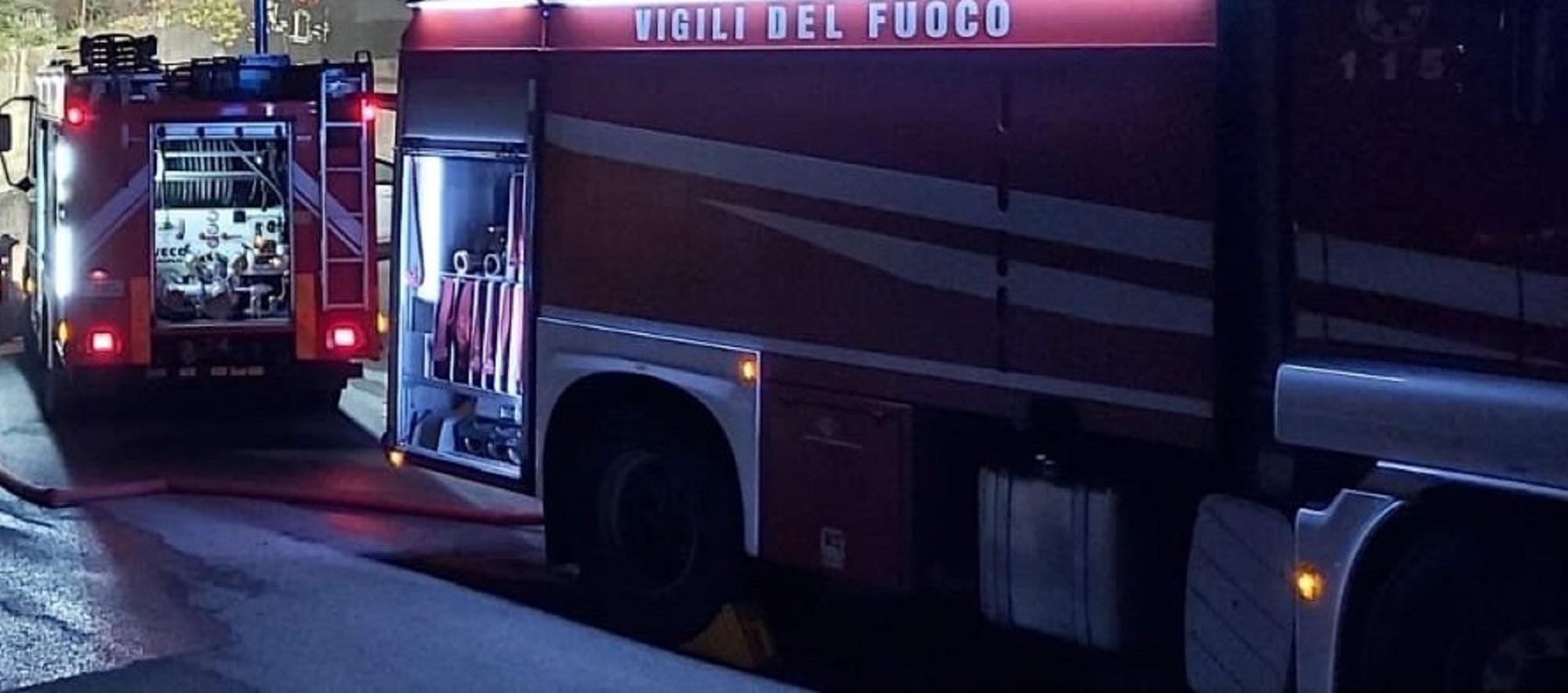 Due mezzi dei vigili del fuoco (foto d'archivio)