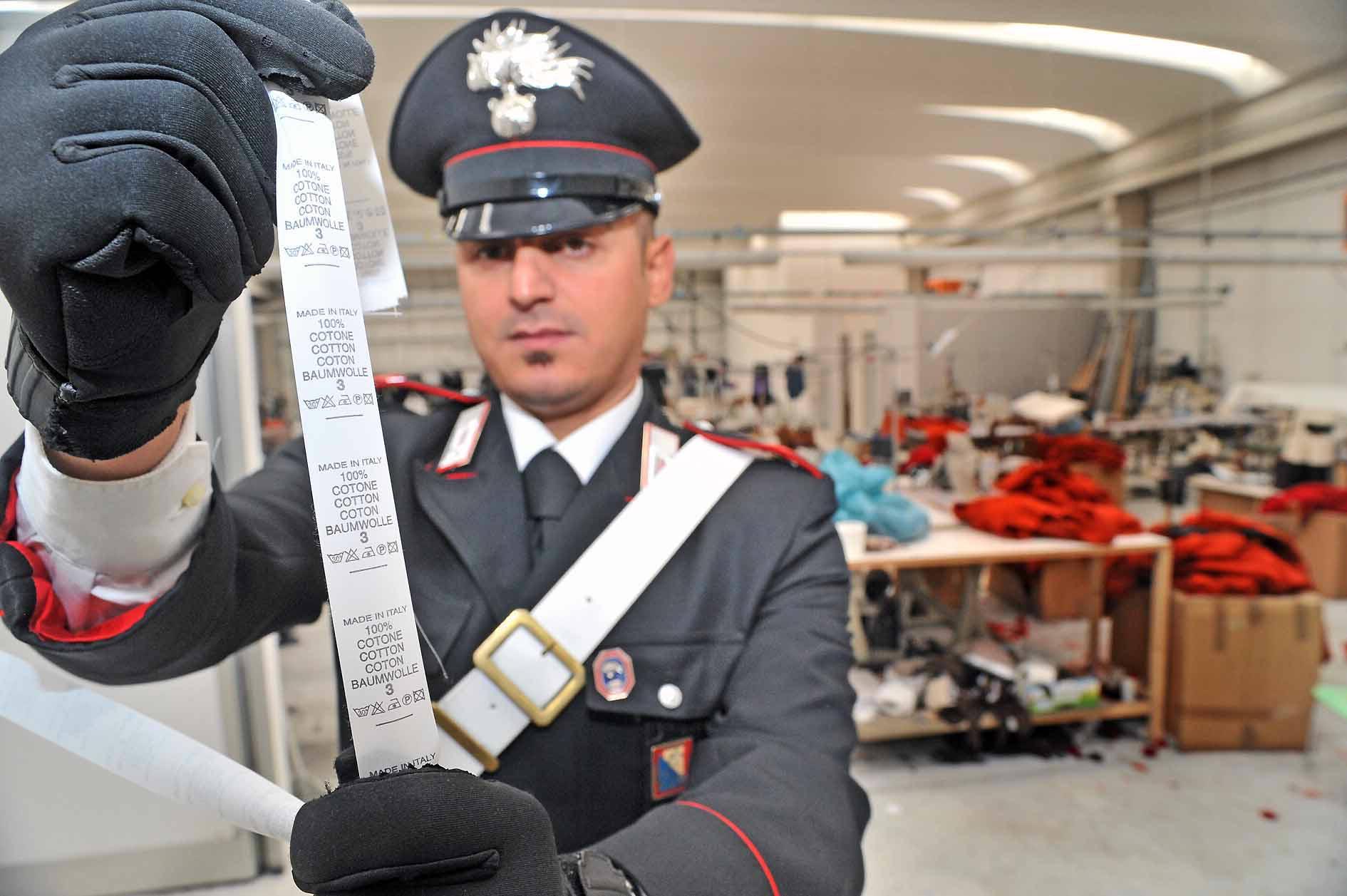 Un carabinieri del Nucleo ispettorato del lavoro (foto d'archivio)
