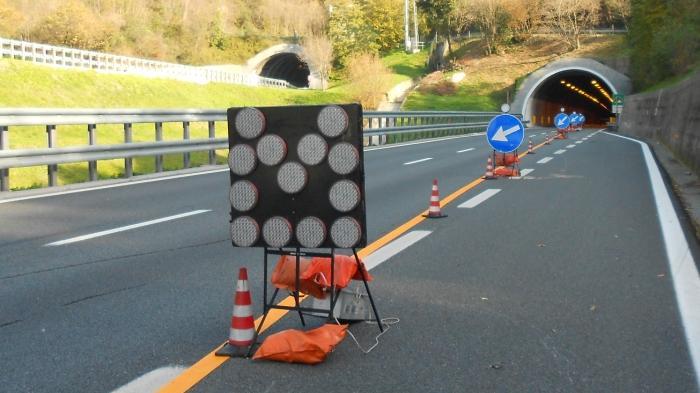 Lavori in una galleria dell'autostrada (foto d'archivio)
