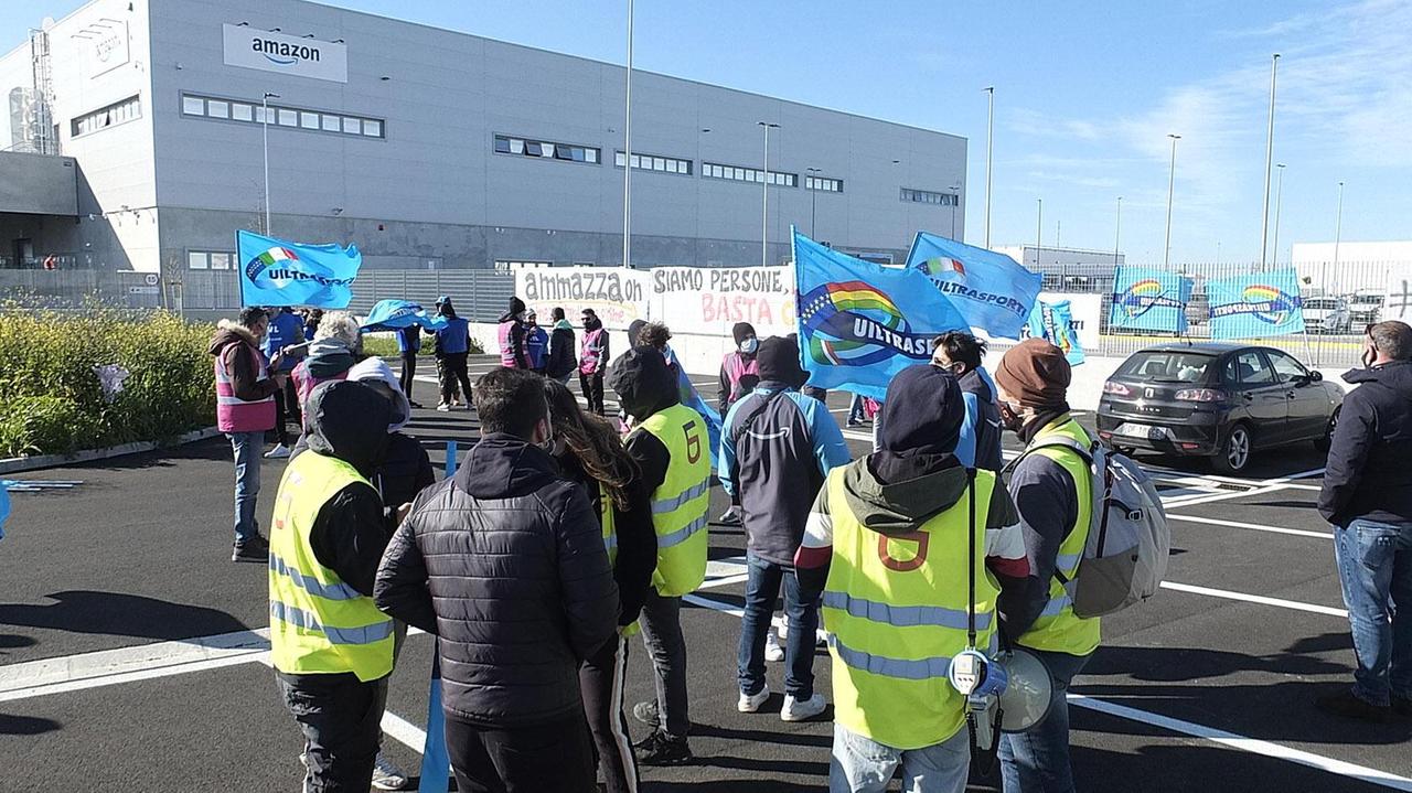 I lavoratori di Amazon in sciopero davanti al centro smistamento di Pisa (Foto Renzullo/Muzzi)
