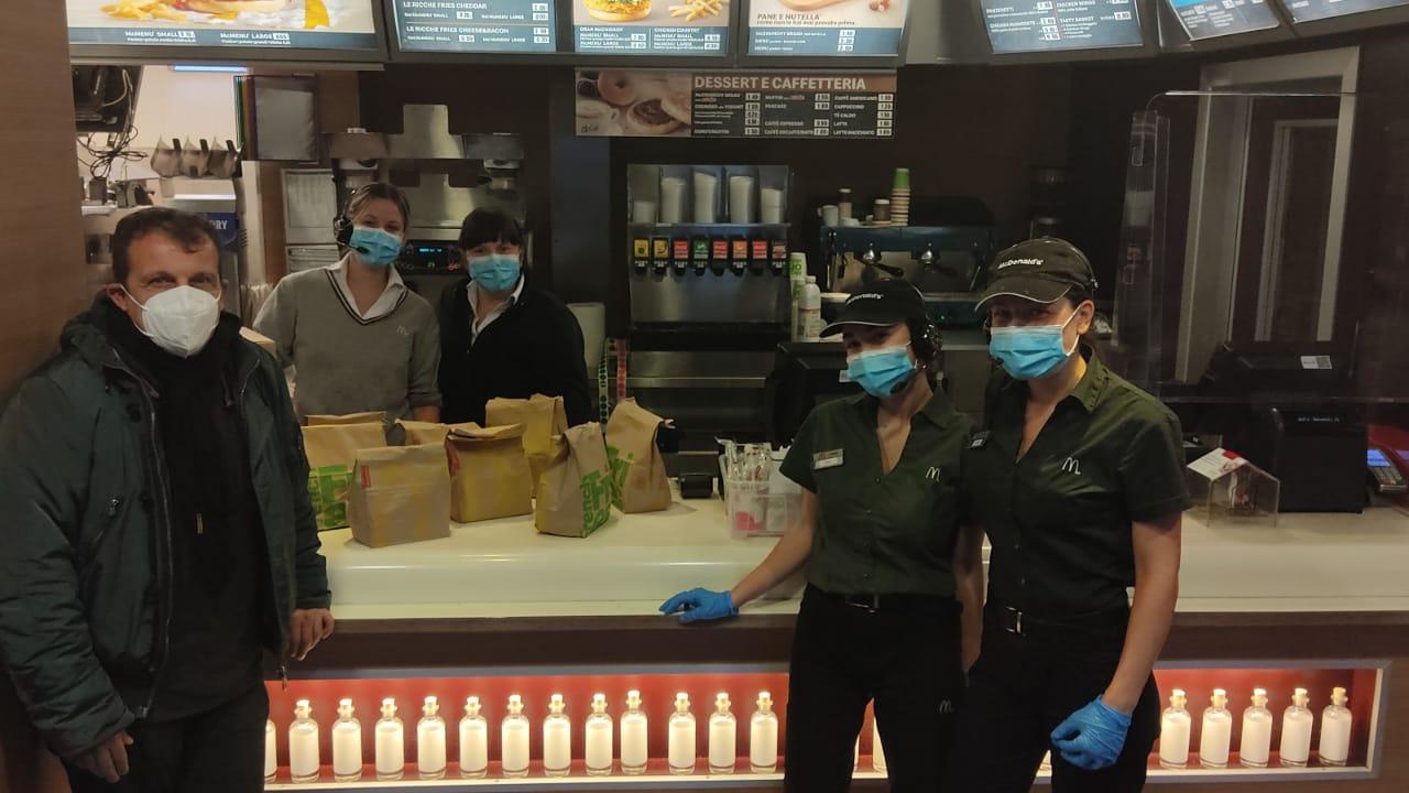 Una prima consegna dei pasti al ristorante