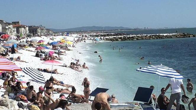 Bagnanti a Marina di Pisa