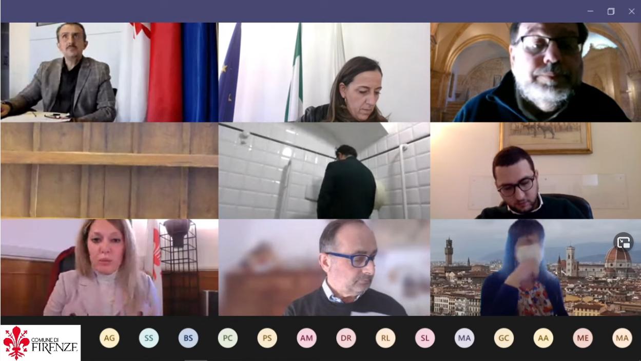 Pipì durante il consiglio comunale in streaming, ma la videocamera resta accesa