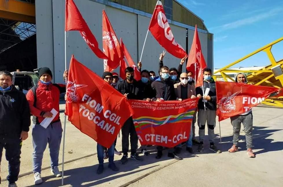 Sospesi perché chiedono i loro diritti: lavoratori della vetroresina in piazza 