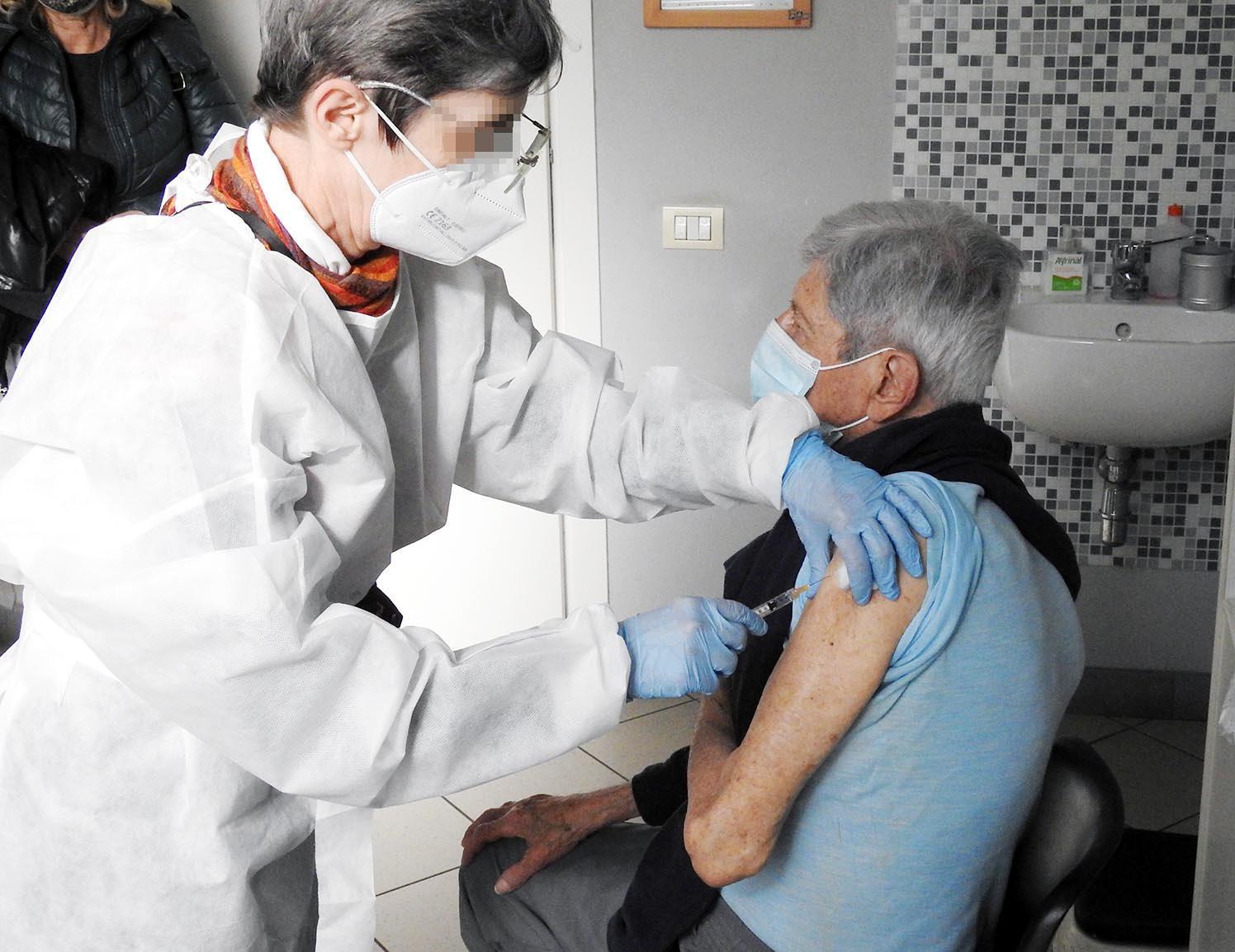 Vaccini anti-Covid agli anziani, medici di famiglia in difficoltà