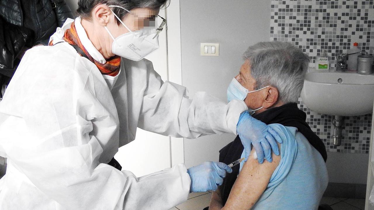 Vaccini anti-Covid agli anziani, medici di famiglia in difficoltà