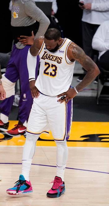 Los Angeles in ansia per il suo re James out per un guaio alla caviglia