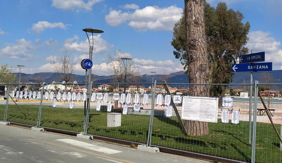 «Bellezza, non cemento» Bocca di Magra protesta contro i lavori sul fiume 
