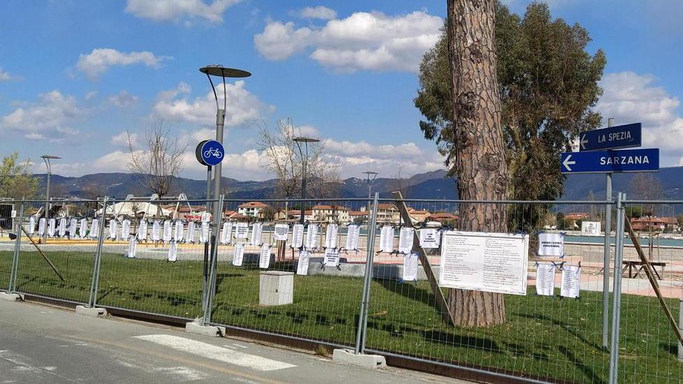 «Bellezza, non cemento» Bocca di Magra protesta contro i lavori sul fiume