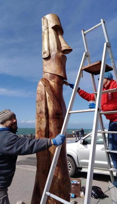 Volontari ardenzini ristrutturano la statua dei maori