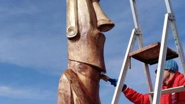 Volontari ardenzini ristrutturano la statua dei maori