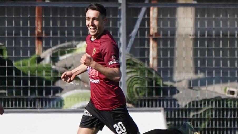 Gruppetto di tifosi incita la squadra dall’esterno dello stadio