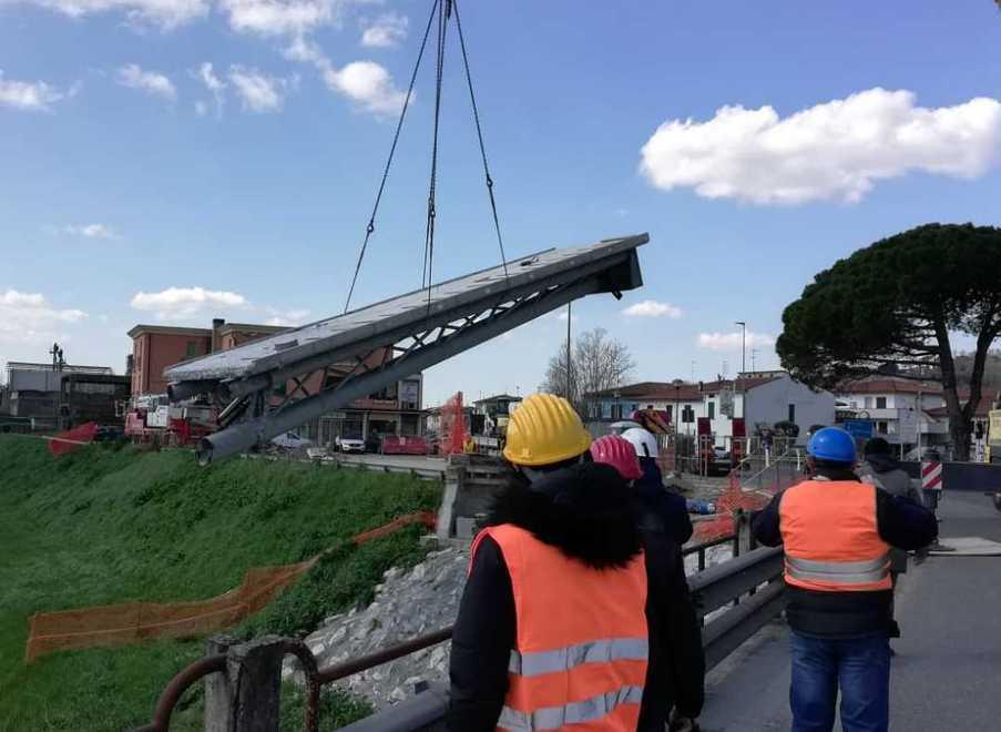 Rimossa in anticipo la passerella pedonale crollata a Ponticelli 