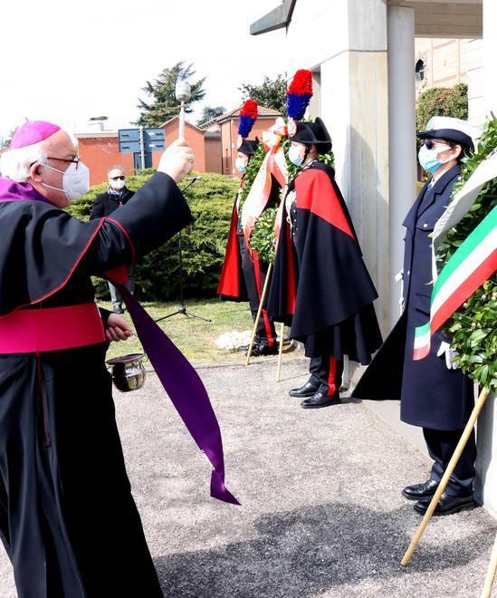 Iniezioni di memoria Omaggio silenzioso alle tante vittime di questa pandemia 