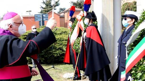 Iniezioni di memoria Omaggio silenzioso alle tante vittime di questa pandemia