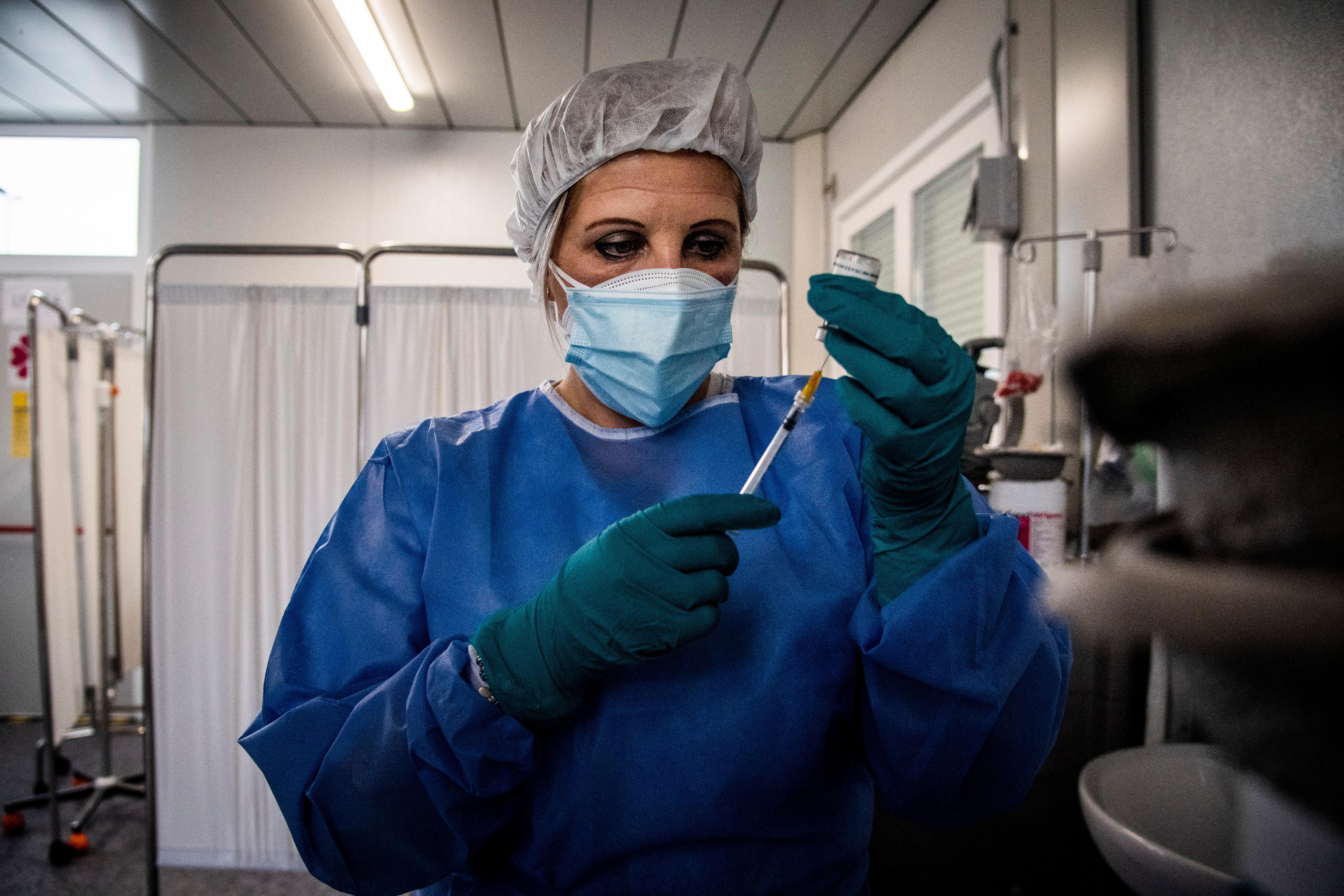 Over 80, la Toscana è ultima: ecco il piano per rimontare. La Regione ai medici: «Vaccinate a Pasqua» 