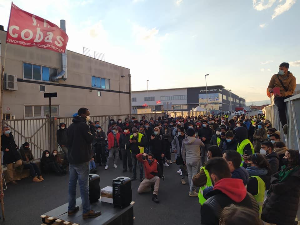 L'assemblea del 20 marzo davanti ai cancelli della Texprint