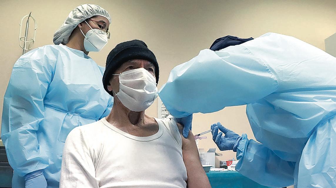 Bisognava vaccinare prima i più anziani o il personale sanitario?