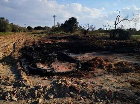Cosa resta dell'incendio di plastica al Paduletto (foto fornita da Arpat)