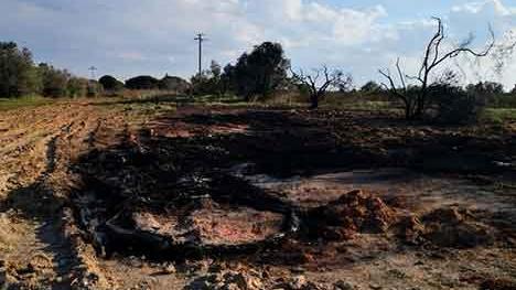 Cosa resta dell'incendio di plastica al Paduletto (foto fornita da Arpat)