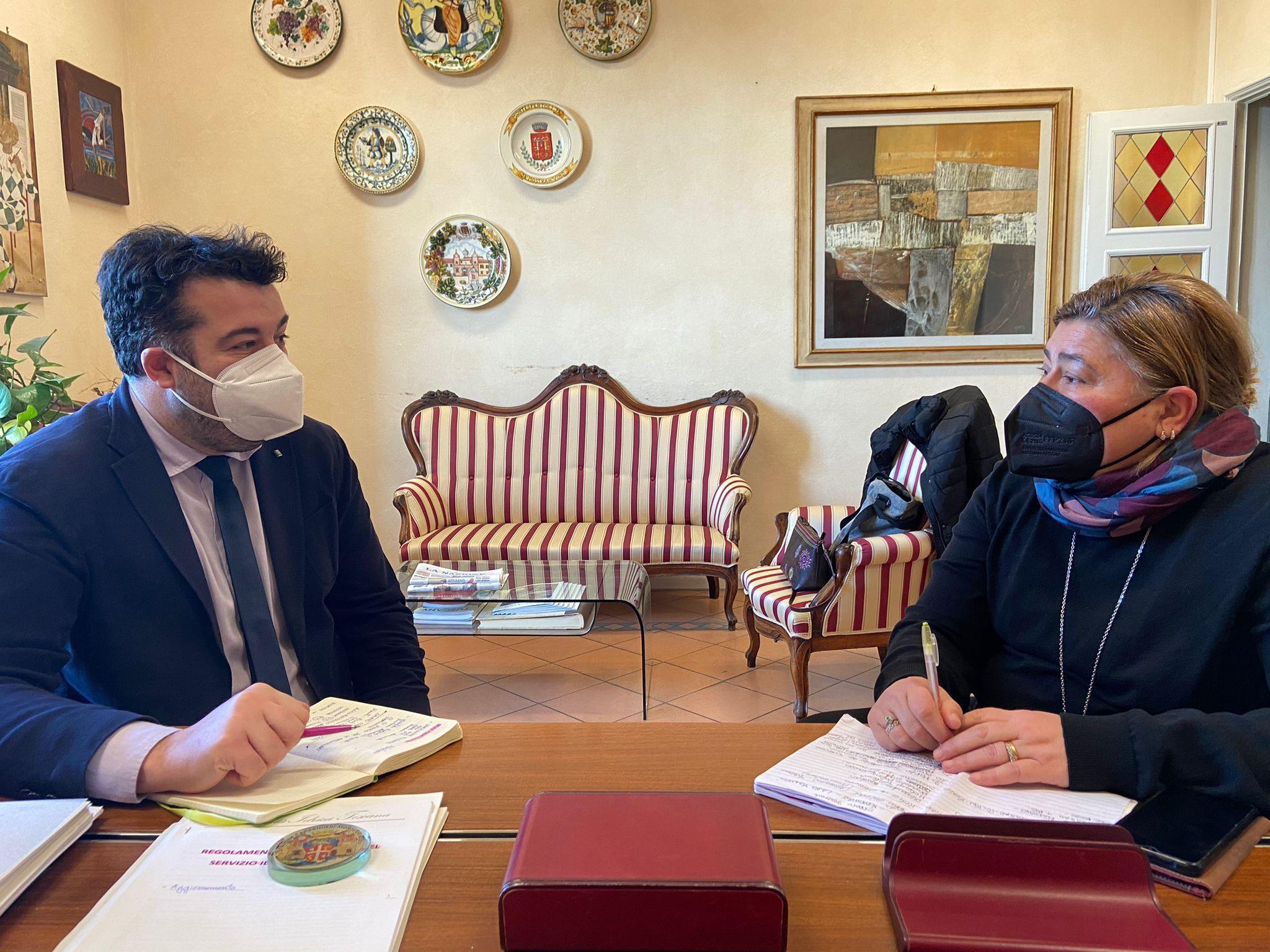 Il sindaco di Montespertoli Alessio Mugnaini insieme all'assessora Daniela Di Lorenzo