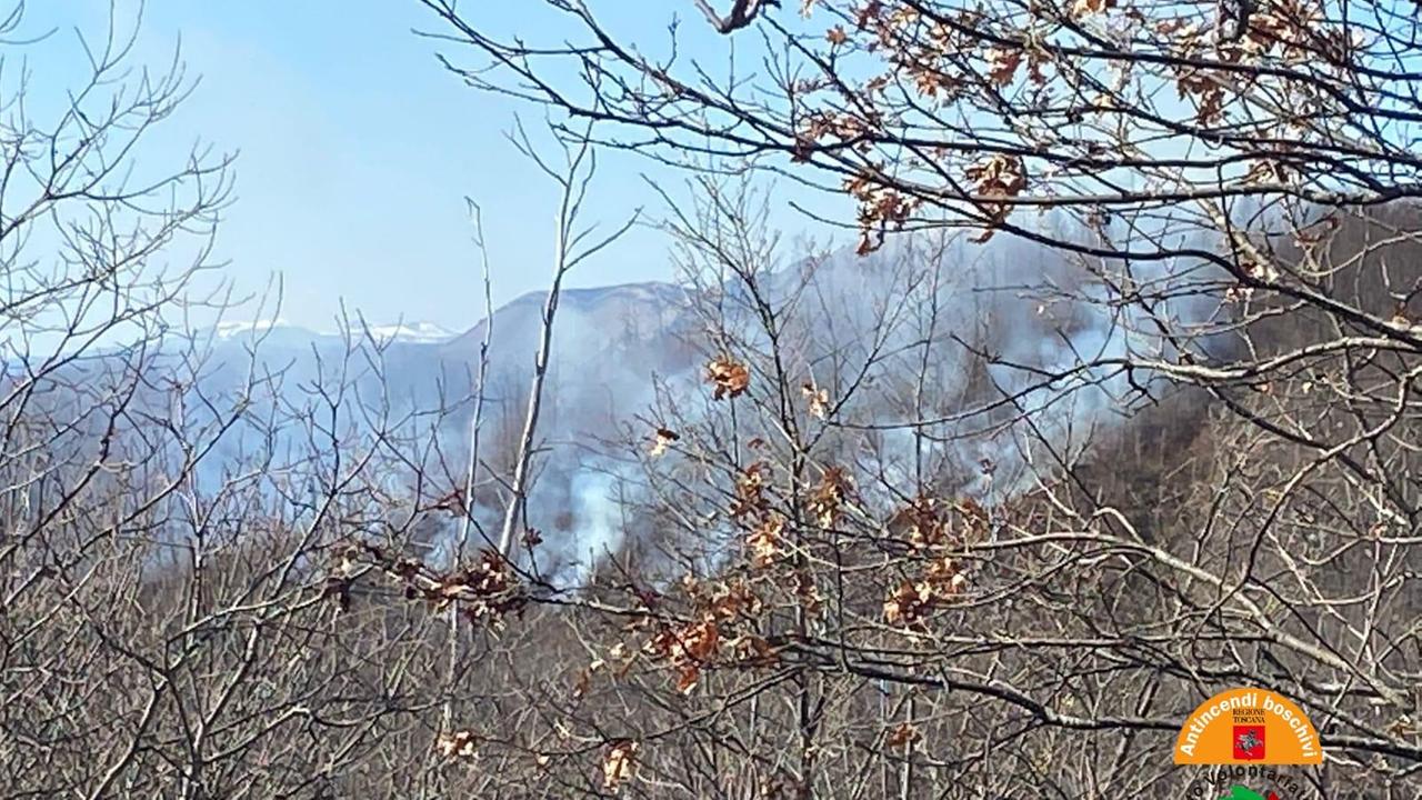 Incendio nei boschi di Bagni di Lucca