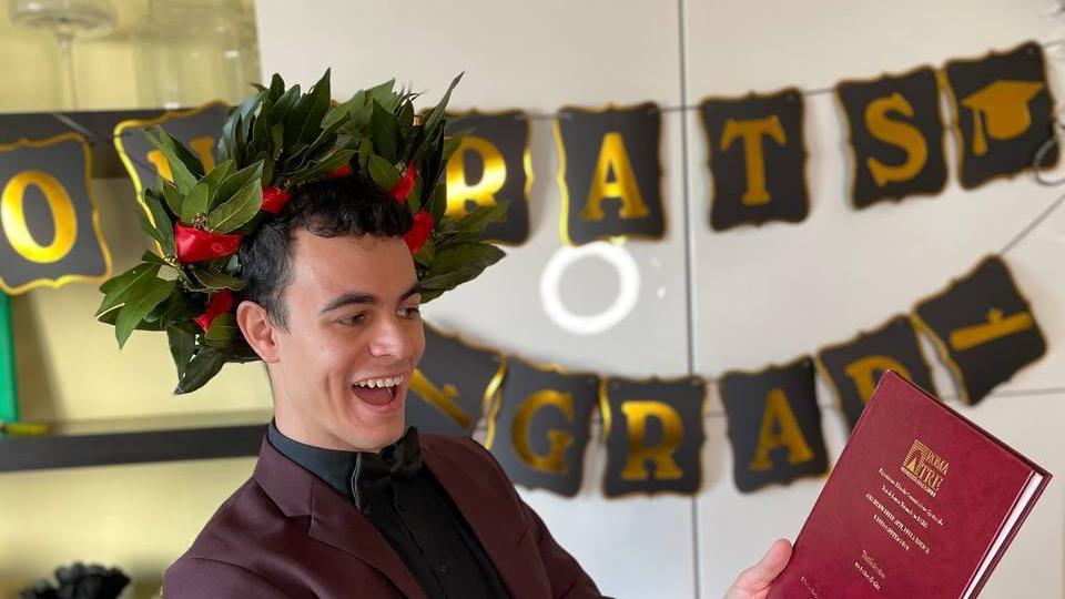 Alessio Bendoni con la corona di alloro e la sua tesi sull’esperienza di Tuttiateatro