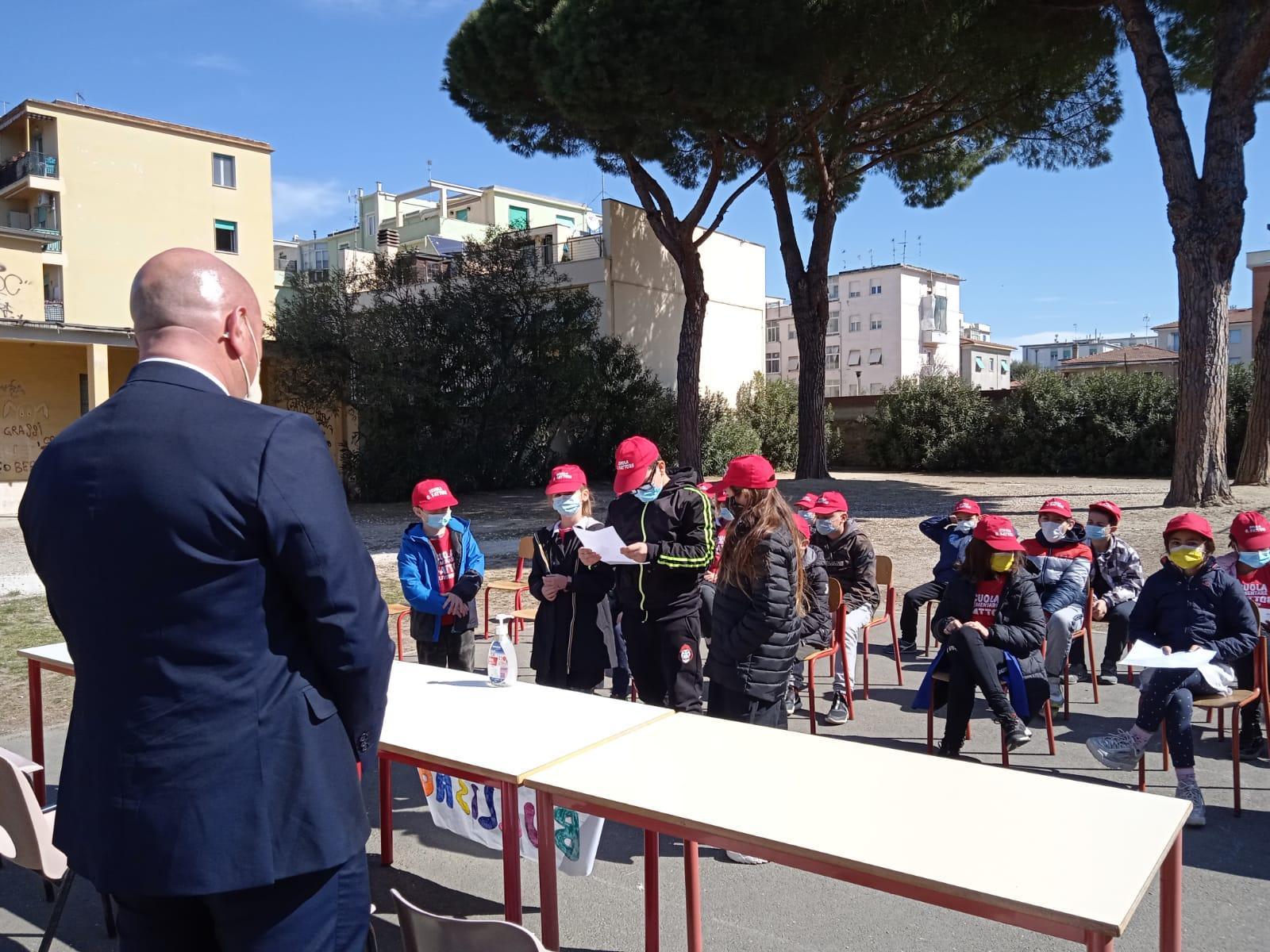 Il questore Roberto Massucci con gli alunni delle Fattori