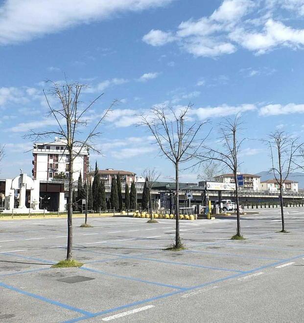 Il parcheggio dell’aeroporto Galilei completamente deserto