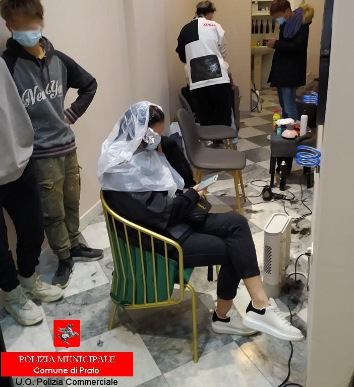 I clienti del parrucchiere abusivo aperto nonostante il Covid