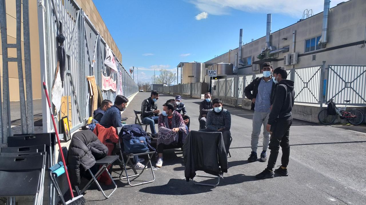 Alcuni degli operai in sciopero all'inizio di via Sabadell