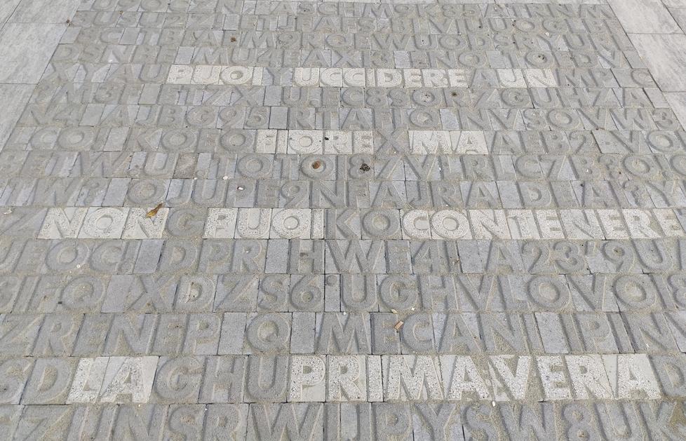 La citazione (fake) di Gandhi scolpita su una piazza di Massa