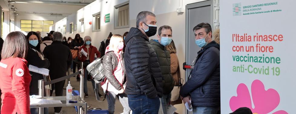 «Vaccini a Modena, ad aprile ne arrivano 588mila. Nessuna iniezione a chi non è in lista» 