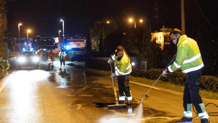 Nella foto due volontari della Protezione civile di Chiesina Uzzanese impegnati a lavare la strada dalla lunga scia di gasolio persa dal camion (Fotoservizio Innocenti/Nucci)