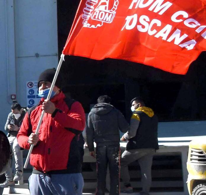 «Cacciati dopo avere chiesto buste paga e protezioni»