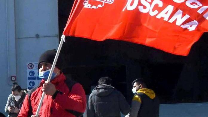 «Cacciati dopo avere chiesto buste paga e protezioni»
