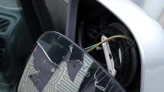 Truffa dello specchietto arrestato automobilista