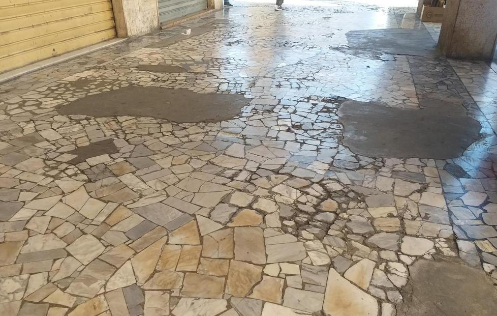 Via Grande: gres o palladiana? Basta che non resti così.... 