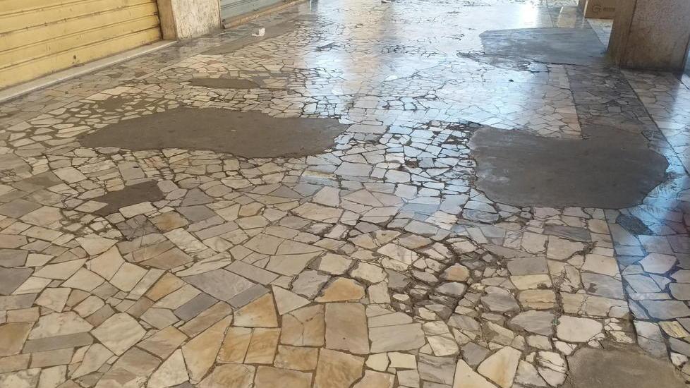 Via Grande: gres o palladiana? Basta che non resti così....