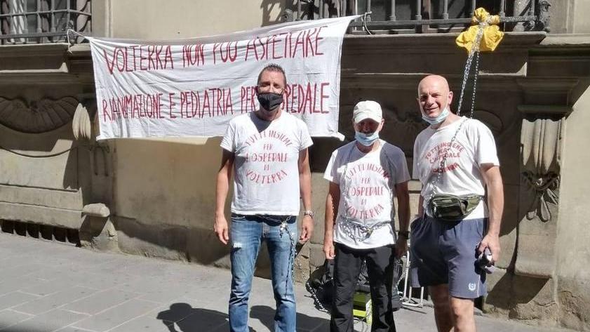 Incatenati a Firenze contro il piano di riorganizzazione dell’ospedale