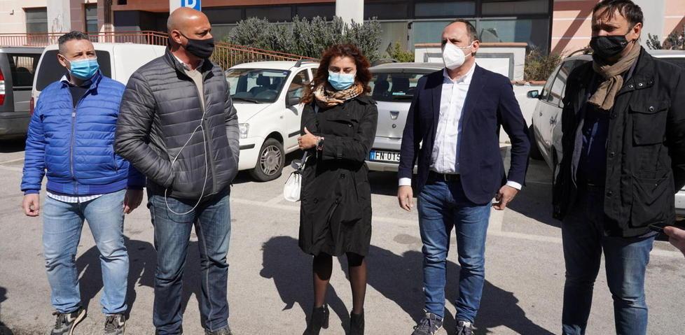 I dirigenti leghisti si schierano davanti al palazzone «Va sgomberato» 