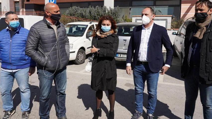 I dirigenti leghisti si schierano davanti al palazzone «Va sgomberato»